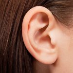 Nahaufnahme eines Ohres nach erfolgreicher Ohrenkorrektur